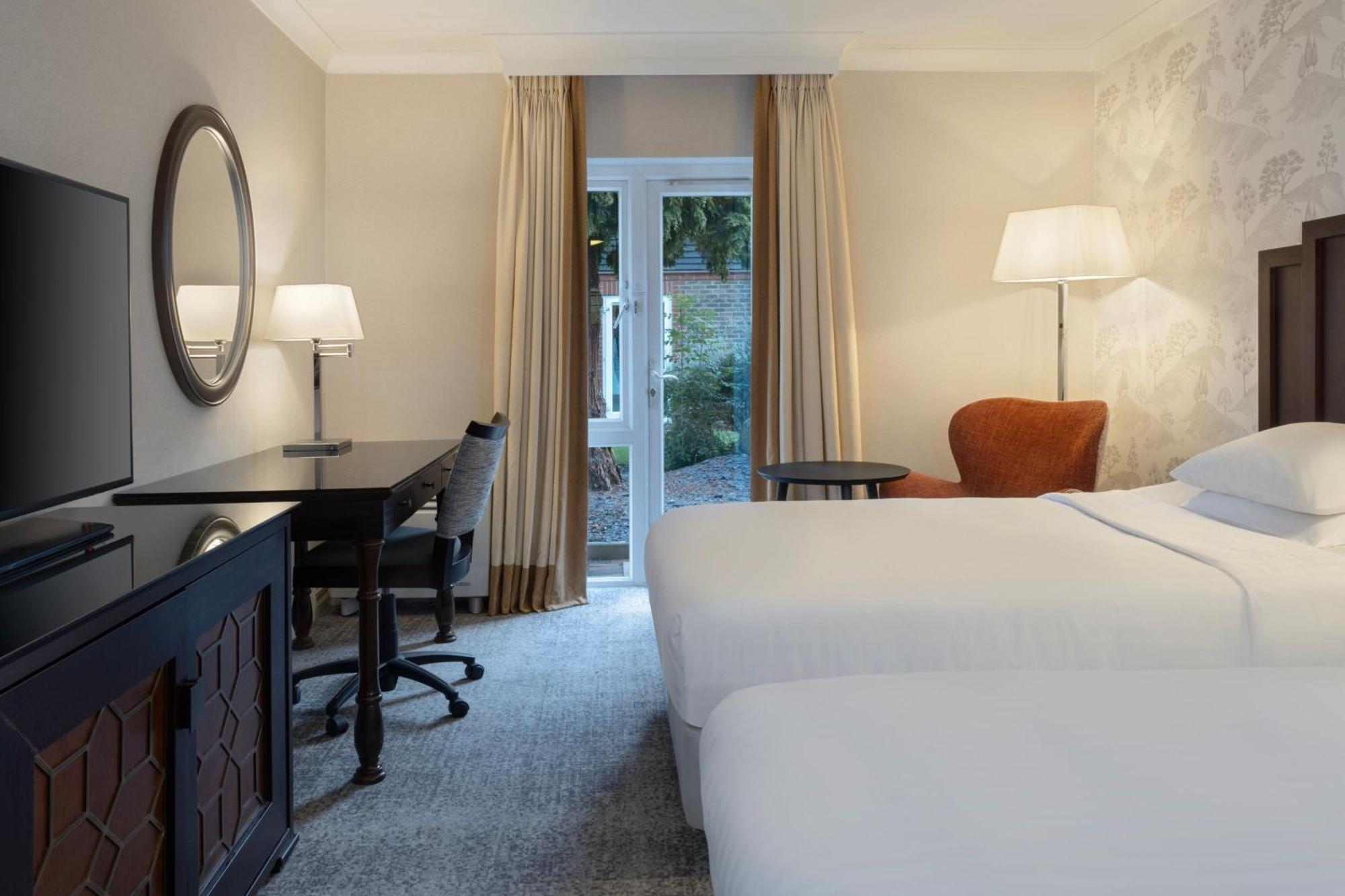 Delta Hotels By Marriott Tudor Park Country Club Maidstone Exteriör bild