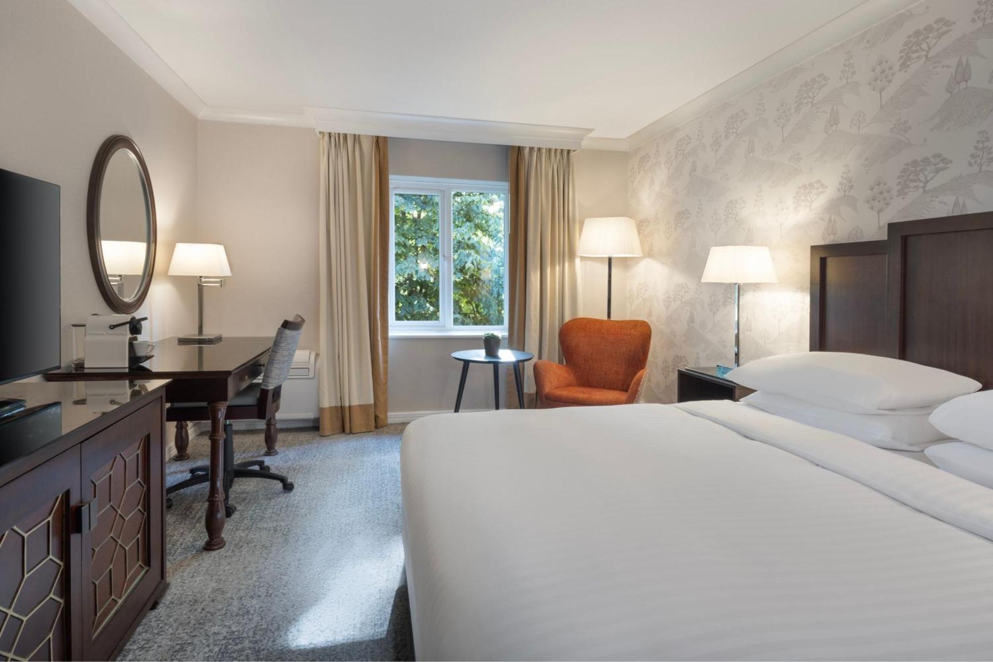Delta Hotels By Marriott Tudor Park Country Club Maidstone Exteriör bild