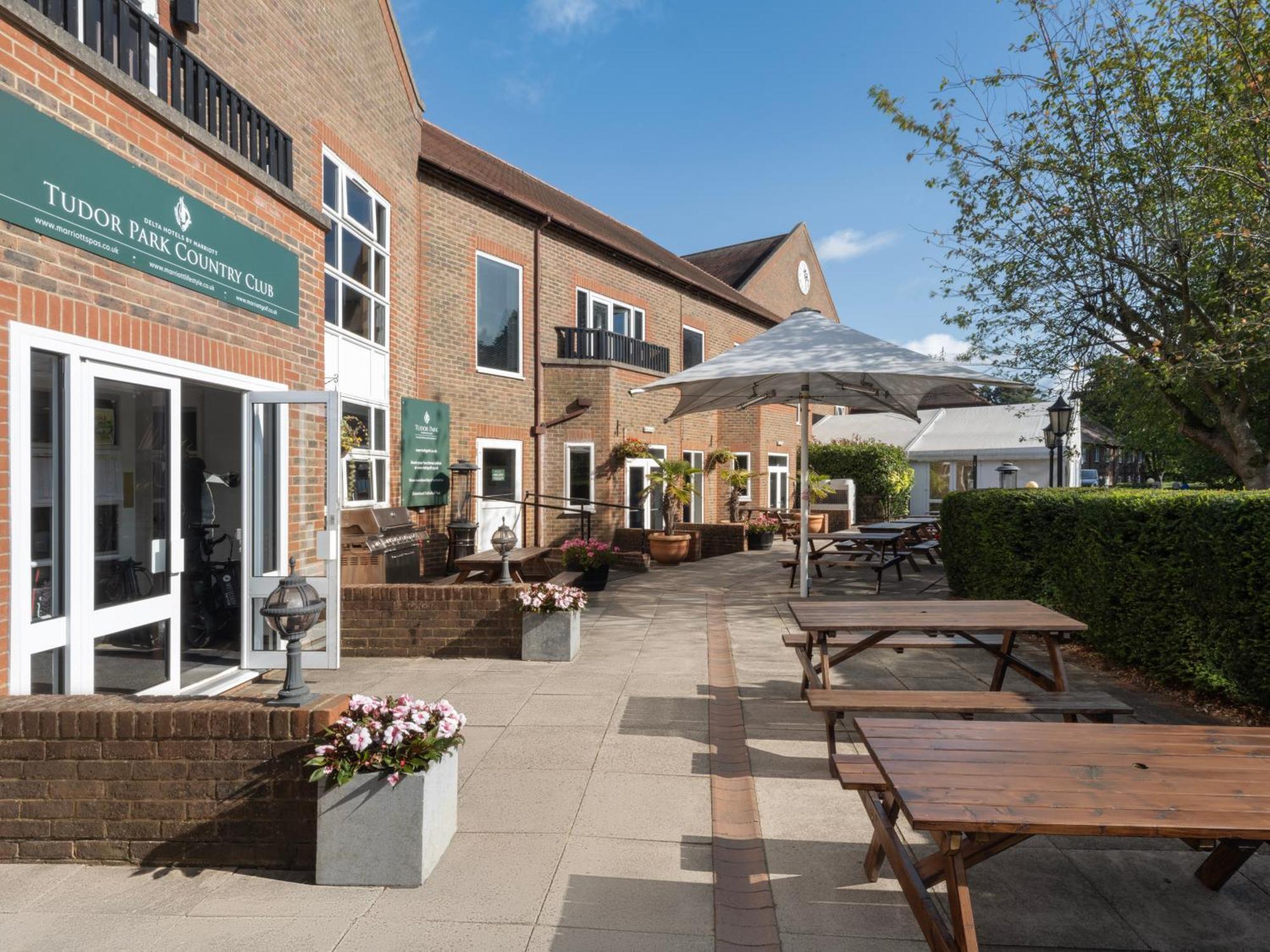 Delta Hotels By Marriott Tudor Park Country Club Maidstone Exteriör bild