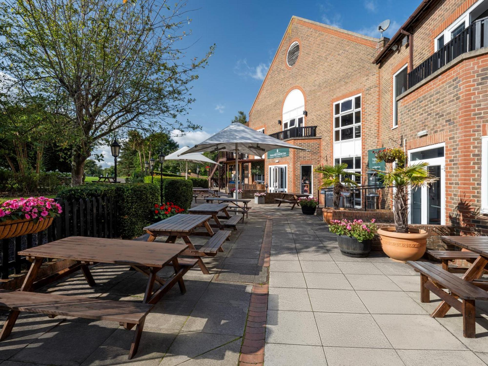 Delta Hotels By Marriott Tudor Park Country Club Maidstone Exteriör bild