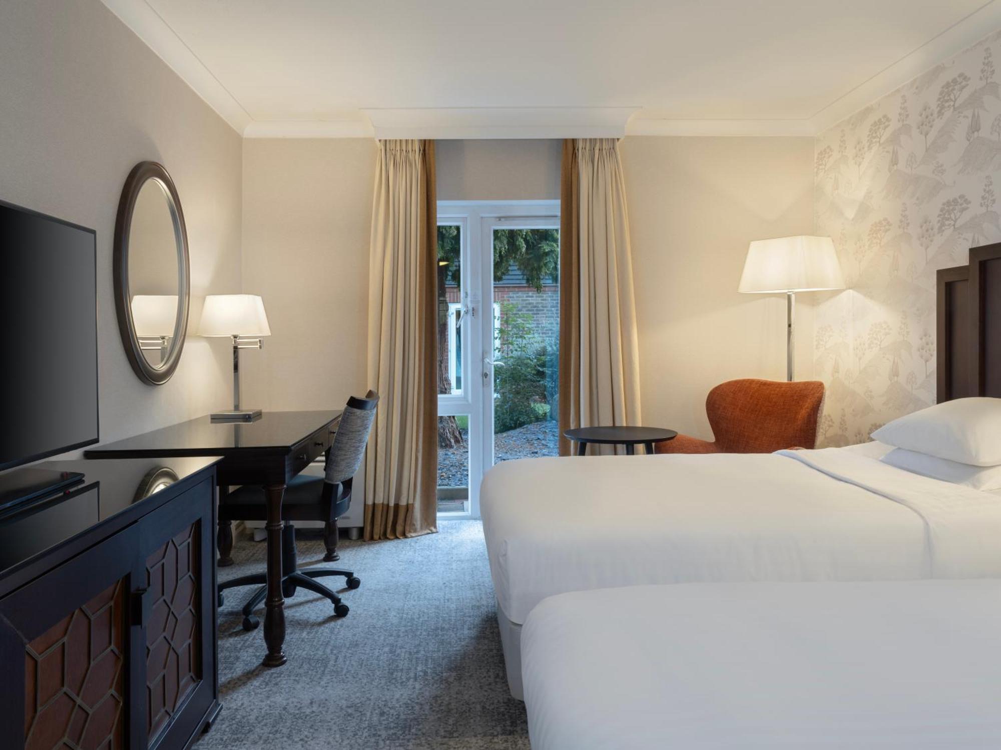 Delta Hotels By Marriott Tudor Park Country Club Maidstone Exteriör bild