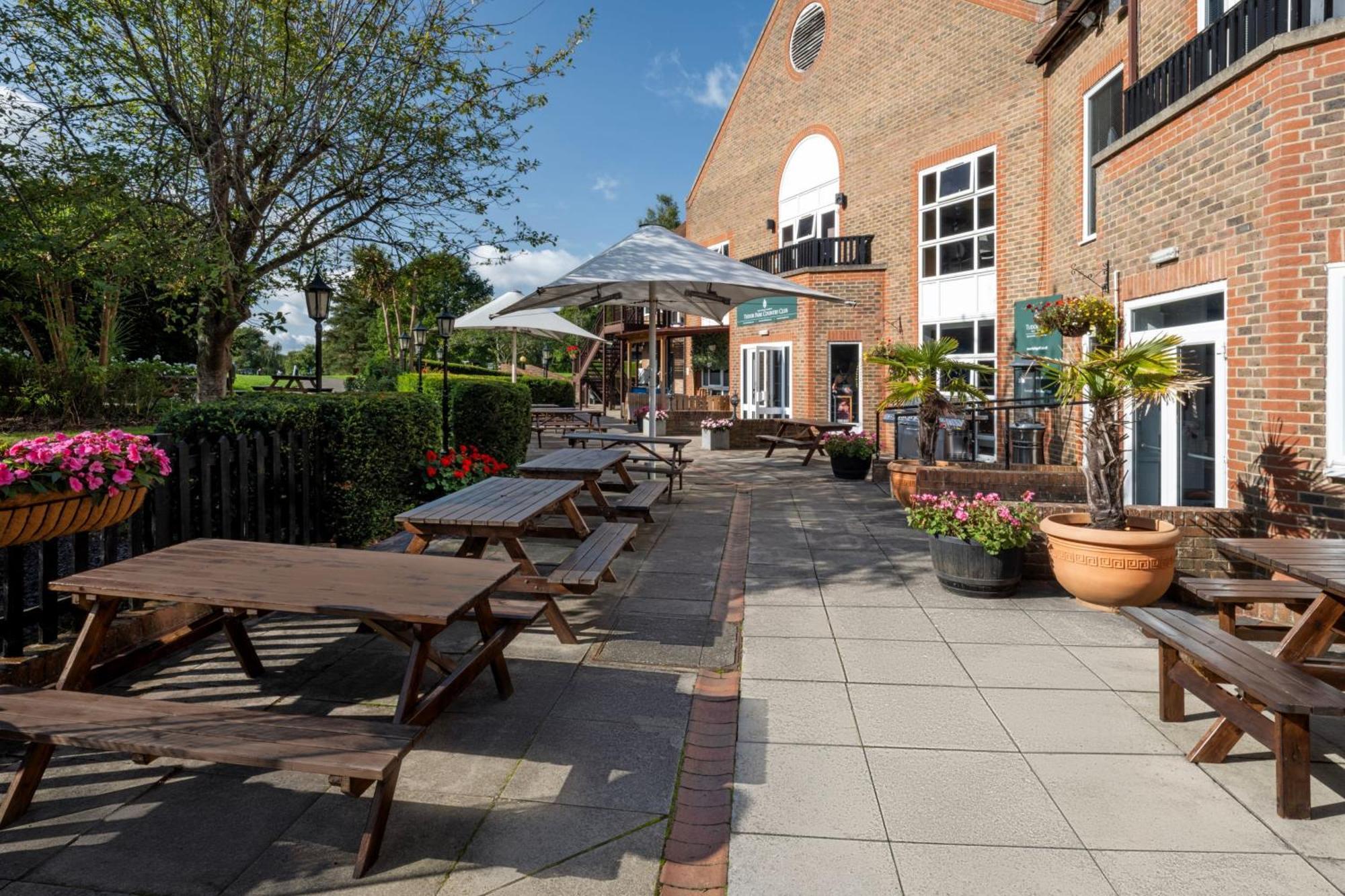 Delta Hotels By Marriott Tudor Park Country Club Maidstone Exteriör bild