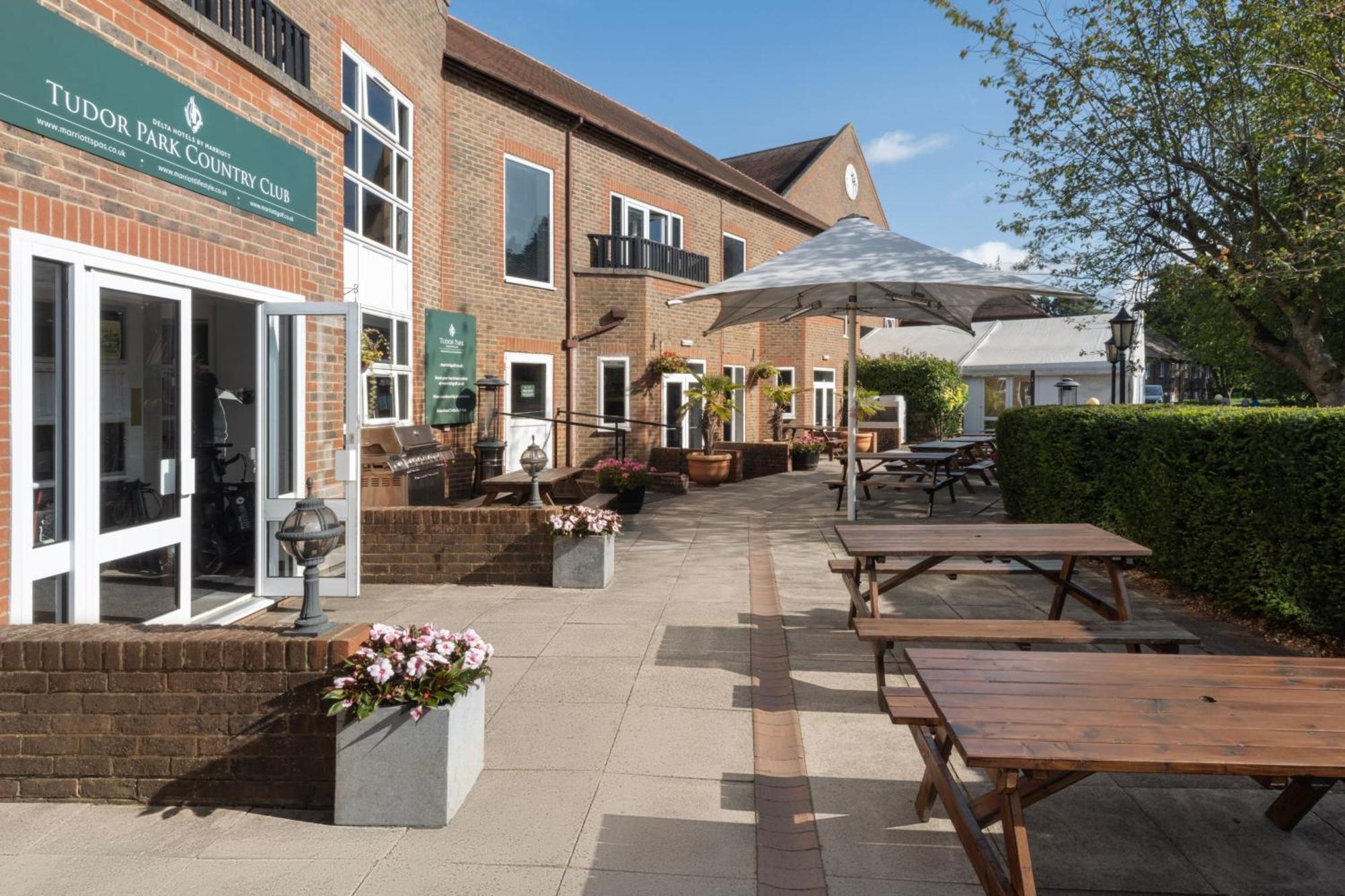Delta Hotels By Marriott Tudor Park Country Club Maidstone Exteriör bild