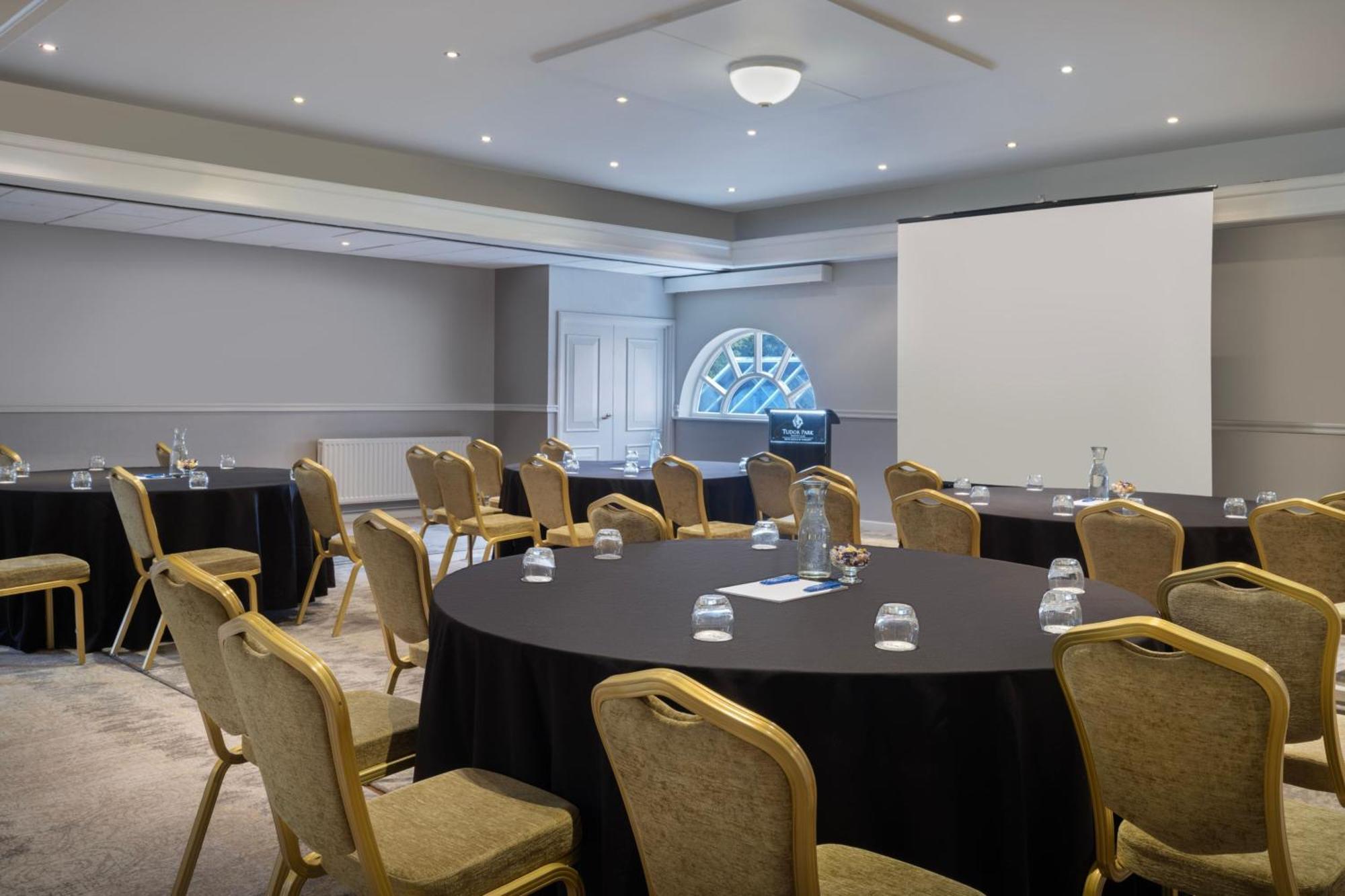 Delta Hotels By Marriott Tudor Park Country Club Maidstone Exteriör bild