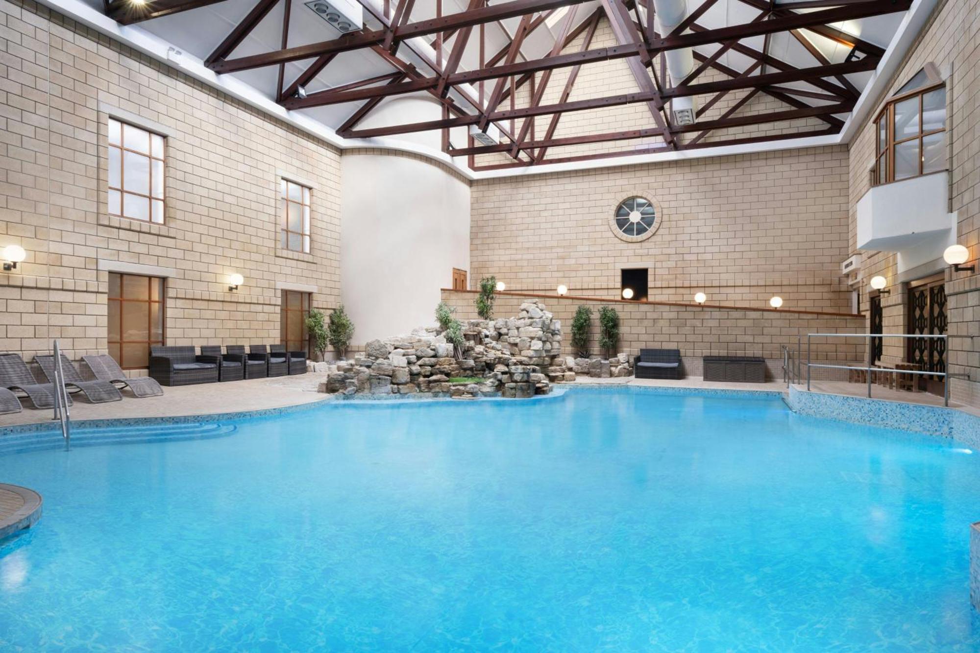 Delta Hotels By Marriott Tudor Park Country Club Maidstone Exteriör bild